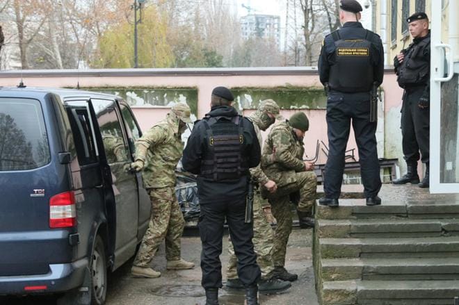 Vangitut ukrainalaiset merisotilaat siirrettiin Simferopolissa Krimillä tiistaina. EU hakee vielä linjaansa, kuinka Venäjän sunnuntaiseen tulitukseen ja laivakaappaukseen suhtaudutaan. KUVA: ARTHUR SWARTZ