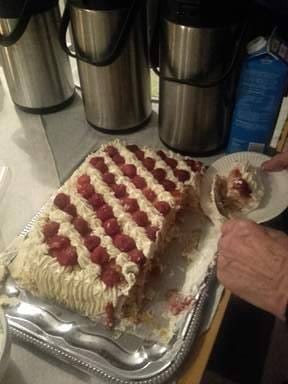 Voitonkakku korkattiin, kertoi Mika Määttä keskustan vaalivalvojaisista.
