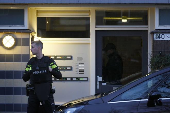 Hollannin poliisi vartioi rakennusta Utrechissa maanantai-iltana, jolloin se vielä etsi epäiltyä ampujaa. KUVA: Robin Van Lonkhuijsen/EPA
