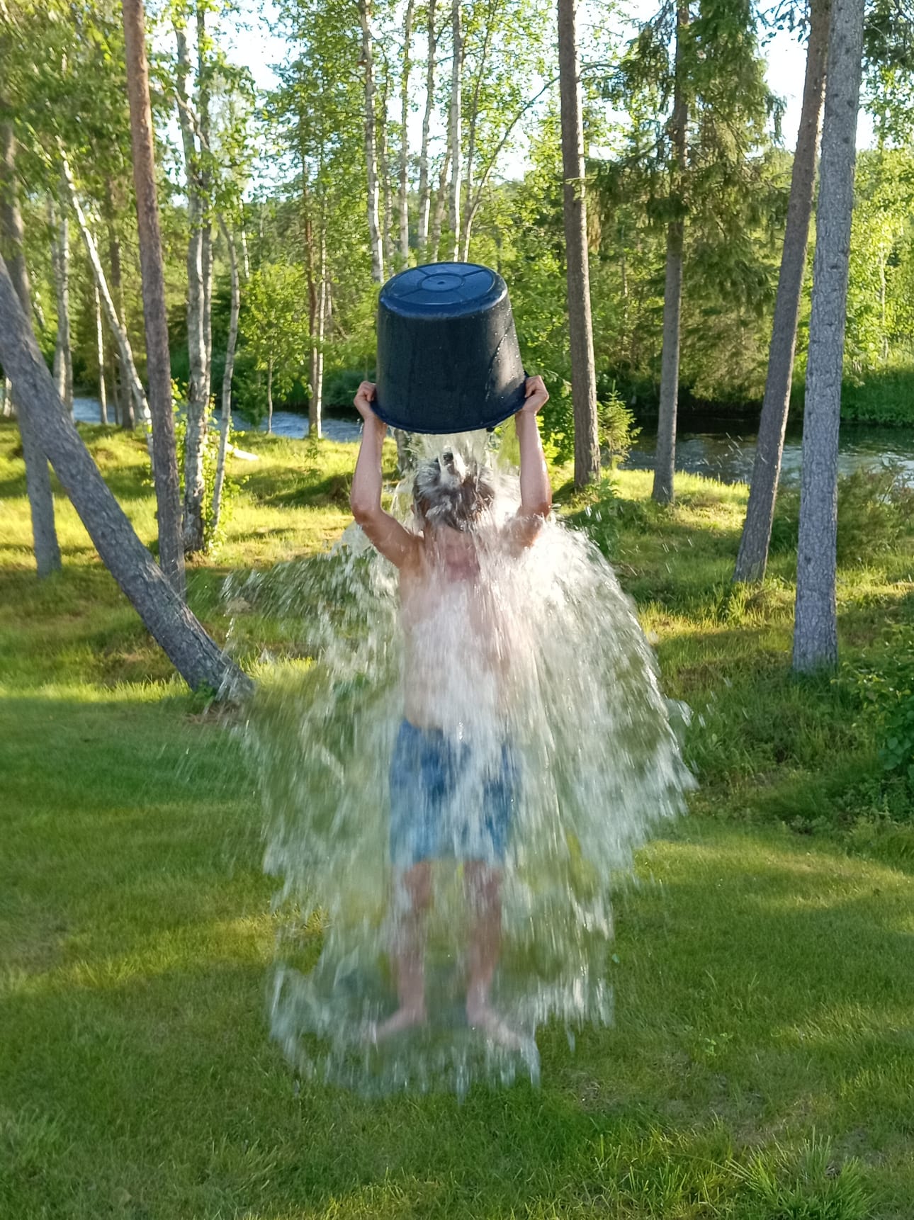 Hellepäivän riemua Sinettäjoella, viestittää Kesäfoto-kilpailuun osallistunut Teija Vierimaa. Tässä on viikon kesäfoto. Kilpailu jatkuu elokuun loppuun asti ja kilpailuotoksia voi lähettää yhä osoitteeseen ur.kilpailu@uusirovaniemi.fi