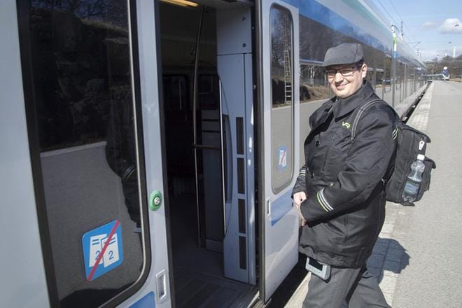 VR:n lähiliikenteen konduktööriltä Arto Ylisuvannolta ei voi enää 19. keskuuta alkaen ostaa matkalippua. Lippu pitää olla matkustajalla hankittuna etukäteen. KUVA: Mauri Ratilainen