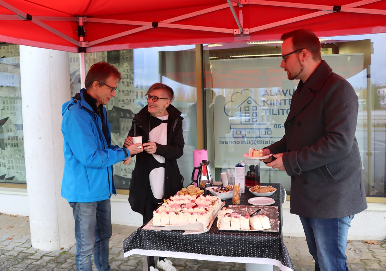 Jarkko Jukantupa ja Riitta Kulju tarjosivat avajaisvierailleen kakkukahvit katoksen alla ulkona. Matti Kähäri palveltavana.
