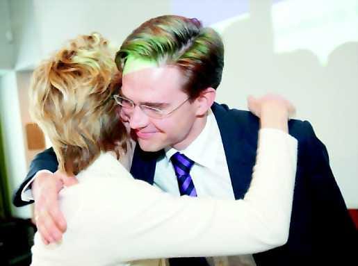 Voittajat. Puheenjohtaja Jyrki Katainen ja varapuheenjohtaja Paula Risikko onnittelivat toisiaan kokoomuksen kunnallis-vaalimenestyksestä puoluevaltuuston kokouksessa tiistaina.