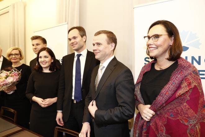 Kokoomuksen ministeriryhmä koostuu jatkossa oikeusministeri Antti Häkkäsestä, opetusministeri Sanni Grahn-Laasosesta, sisäministeri Kai Mykkäsestä, valtiovarainministeri Petteri Orposta ja ulkomaankauppa- ja kehitysministeri Anne-Mari Virolaisesta. Vasemmassa reunassa näkyy myös tuore eduskunnan puhemies Paula Risikko. KUVA: Joel Maisalmi