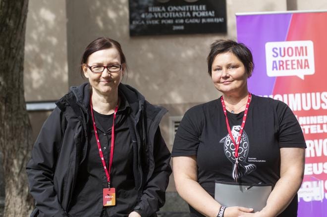 Nuorisopsykiatrian erikoislääkäri Suvi Reiman (vas.) ja kehittäjäsosiaalityöntekijä Katri Pihlaja Tampereen kaupungin mielenterveys- ja päihdepalveluista olivat Suomi-Areenassa kertomassa uudesta mallista kiusaamisväkivallan uhrien auttamiseksi. KUVA: Veera Korhonen