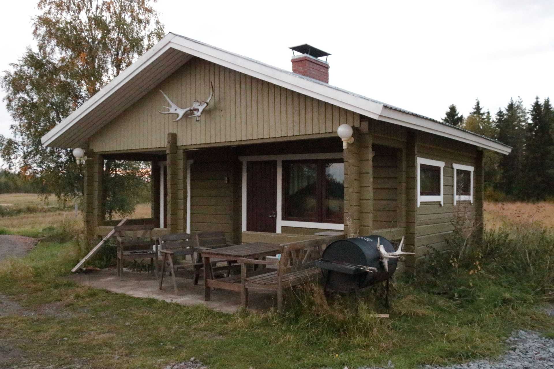 Saunatupa on rakennettu pihalle viime kesänä. Myös grillikota siirtyy pihaan entisen nylkyvajan vierestä. Pohja sille on jo valmiina.