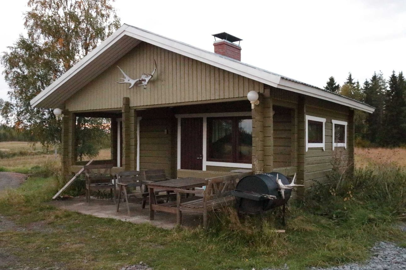 Saunatupa on rakennettu pihalle viime kesänä. Myös grillikota siirtyy pihaan entisen nylkyvajan vierestä. Pohja sille on jo valmiina.
