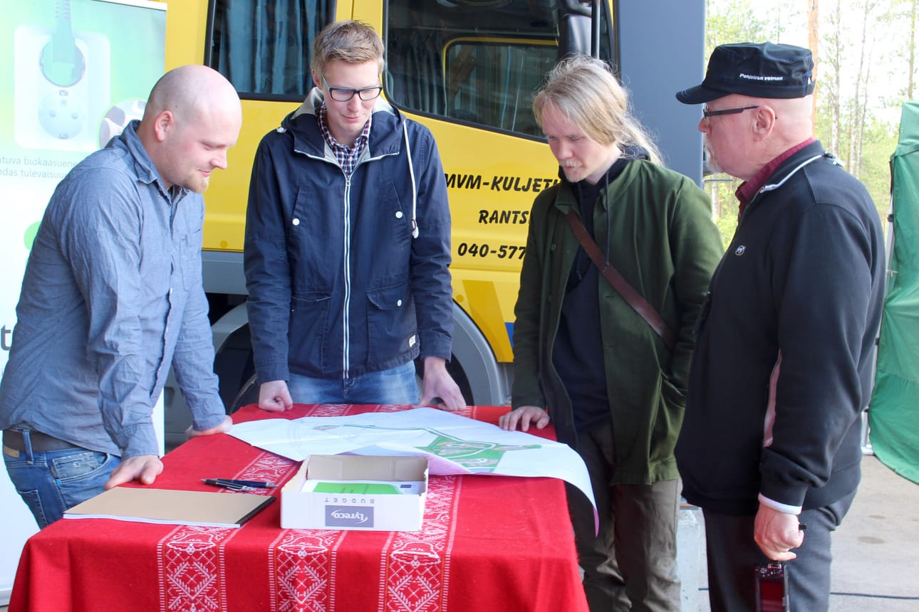 Biokaasun tuotantomahdollisuuksiin perehtyneet Risto Ervasti ja Sami Vinkki olivat kiinnostuneita ideoimaan mukana, soveltuisiko Tuohimaalle energiaomavarainen kortteli. Mikko Vitikka valmistelee suunnitelmaa jonka Aimo Lehmikangas odottaa tuovan uutta potkua alueen tonttimarkkinointiin.