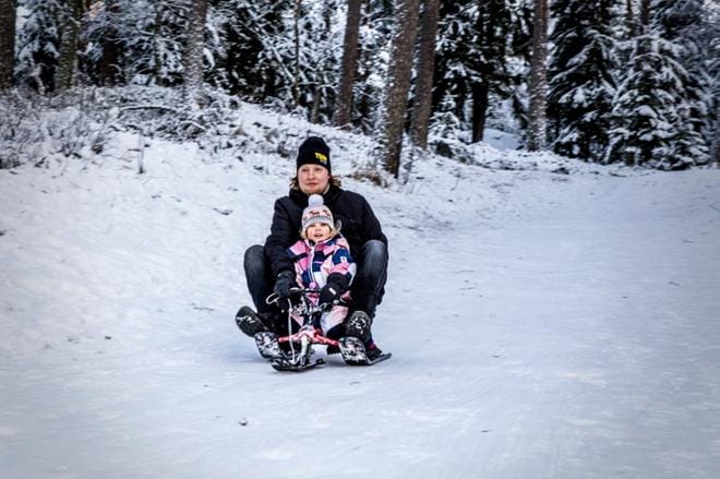 Miranda ja Jonathan Snygg ottivat vauhdikkaan lähdön lauantaipäivään Applesiinimäen pulkkamäestä. KUVAT: PAULA KASKIMAA