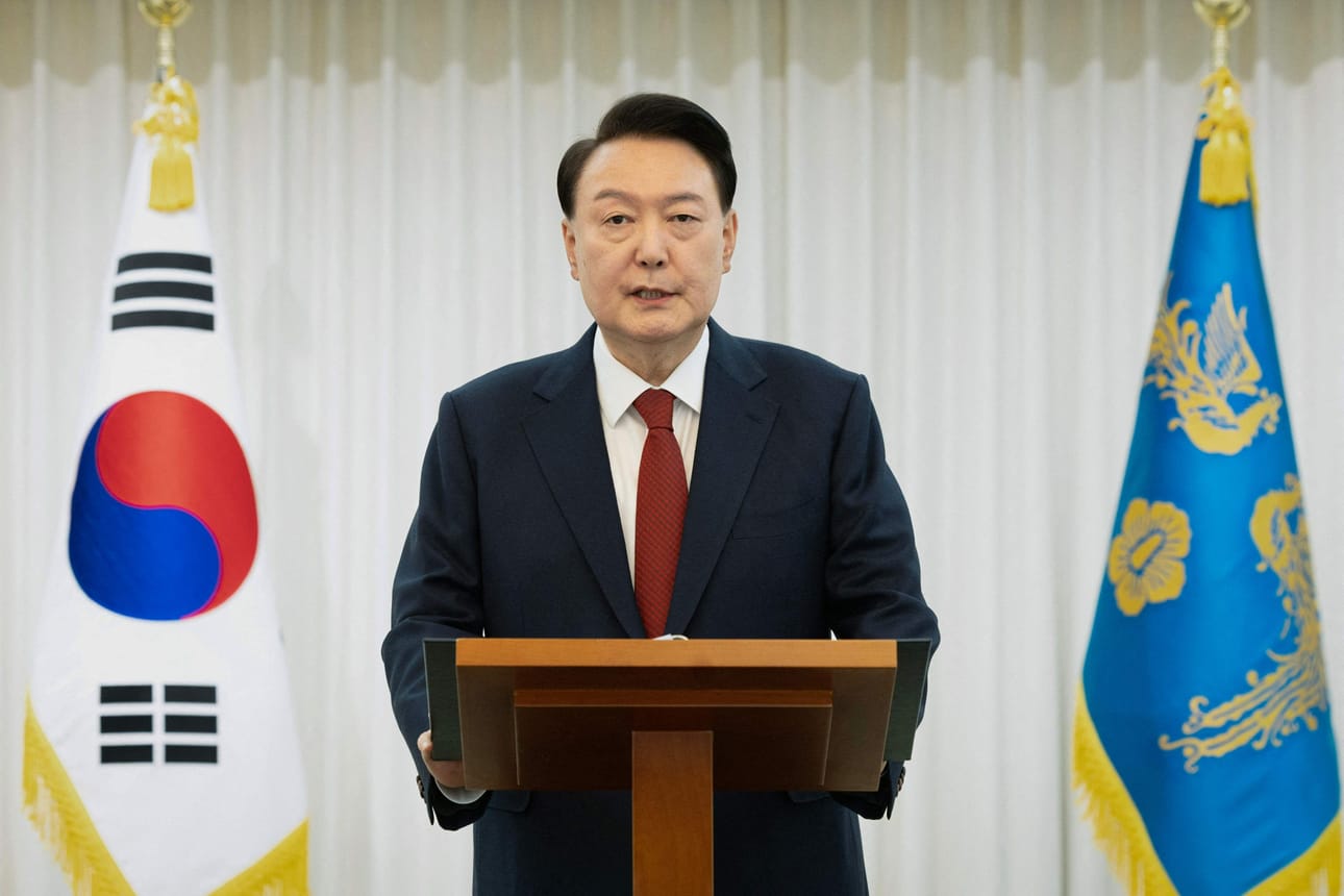Poikkeustilajulistuksellaan Etelä-Korean poliittiseen kaaokseen syössyt presidentti Yoon Suk-yeol ei ole saapunut viranomaisten kuultavaksi pyynnöistä huolimatta. LEHTIKUVA/AFP