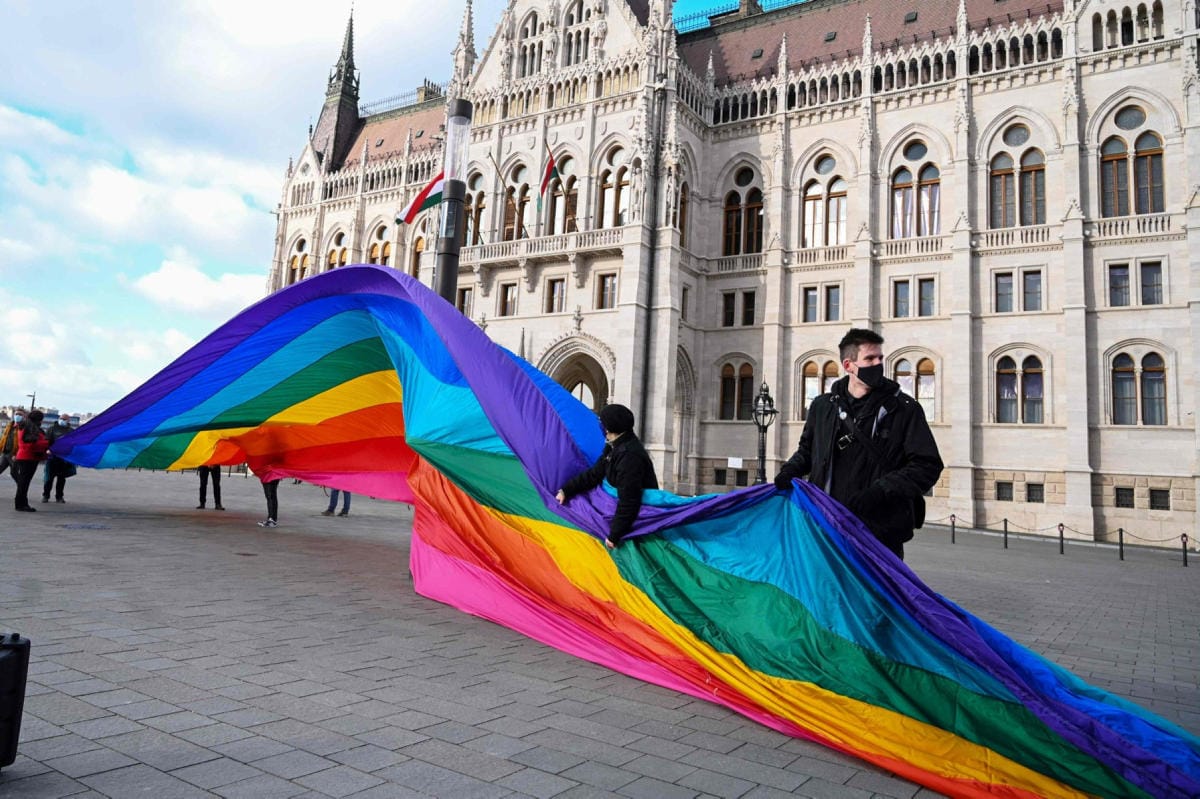 Sekä EU että ihmisoikeusjärjestöt ovat kutsuneet Unkarin seksuaali- ja sukupuolivähemmistöjen oikeuksia rajoittavaa lakia häpeälliseksi. LEHTIKUVA / AFP