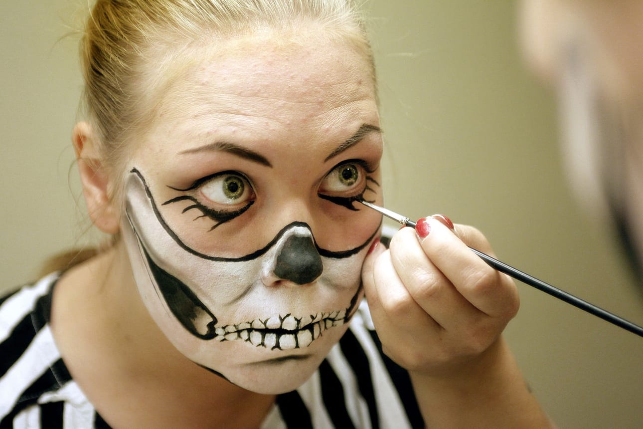 Halloween-meikki voi vaatia aikaa. Arkistokuva.