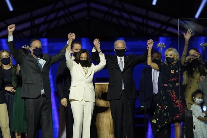 Varapresidentiksi valittu Kamala Harris käytti valkoista housupukua historian sufragettien tyylin. Puoliso Doug Emhoff, presidentiksi valittu Joe Biden ja tuleva First Lady Jill Biden yhtyivät juhlaan. KUVA: Andrew Harnik / EPA