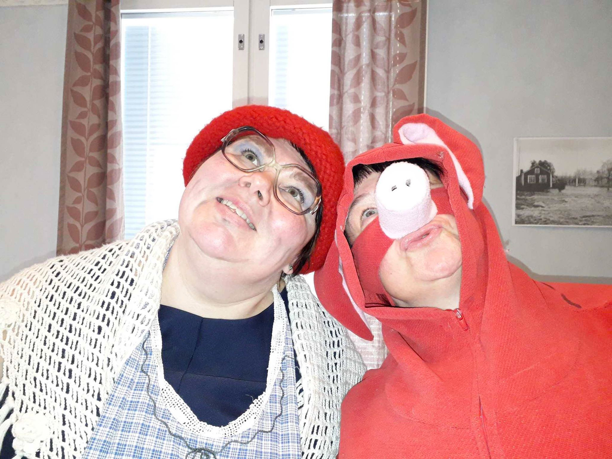 Sikanauta (Riitta-Maria Kolehmainen) tuo iloa ja eloa Ellun (Anu Holopainen) elämään.