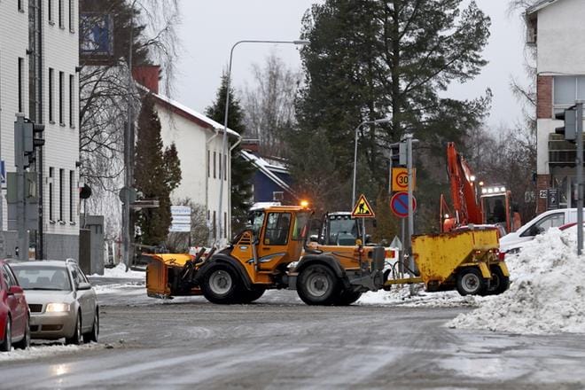 Kaupungin keskustassa talvista kunnossapitoa tehdään vähän erilaisella kalustolla kuin asuntoalueiden kaduilla.KUVA: HEIKKI HAKANEN