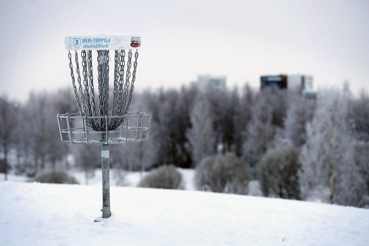Meri-Toppilan frisbeegolfradan ylläpidosta vastaa kaupunki ja paikalliset seurat.