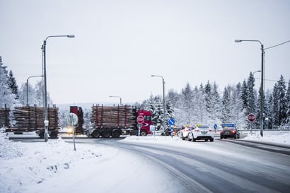 Nopeusrajoitusta laskettiin Nelostiellä Rovaniemen lentokentän risteyksen kohdalla – tavoitteena parantaa liikenneturvallisuutta