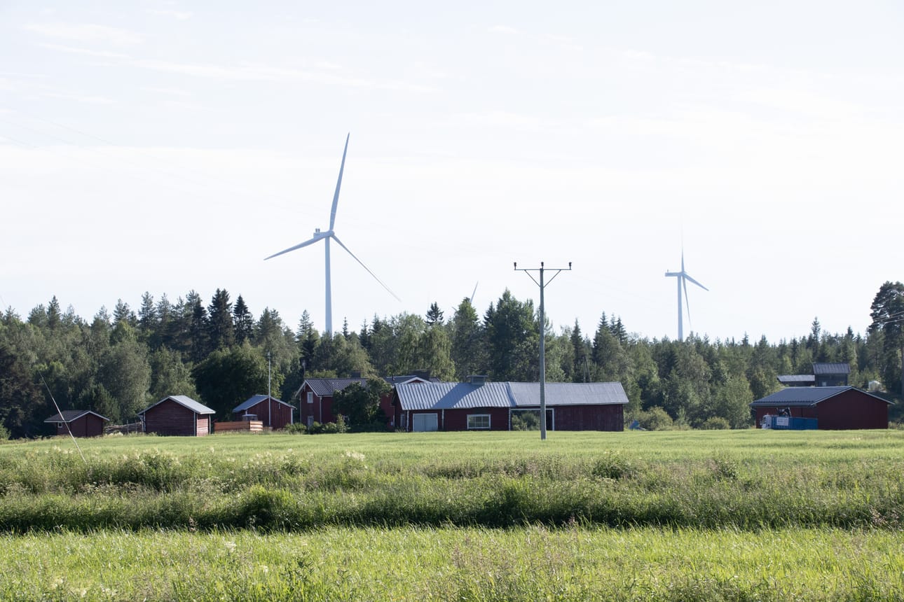 Vuonna 2022 Suomen näkökulmasta tehdyn tutkimuksen perusteella tuulivoimalat eivät ole vaikuttaneet asuinkiinteistöjen hintoihin Suomessa. Kuva Siikajoenkylältä.