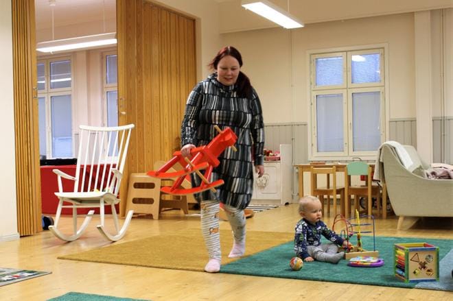 Marika Uusitalolla ja lapsilla alkoi viime perjantaina kolmas yhteinen hoitopäivä. - Meidän hoitoryhmämme nimi voisi olla vaikka Pallerot, on Uusitalo miettinyt. KUVA: MINNA ZILLIACUS