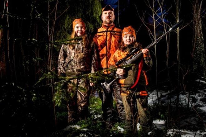 Teerijärveläisen Antti Pitkälammen perheessä metsästys on koko perheen harrastus. 11-vuotias Ada ja 8-vuotias Ina ovat olleet pienestä pitäen mukana hirvijahdissa. KUVAT: CLAS-OLAV SLOTTE