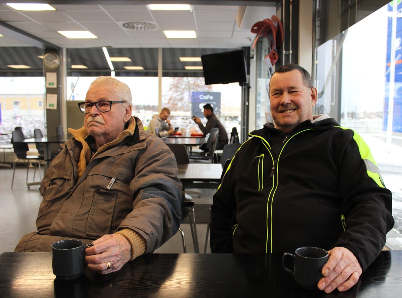 Kaskislaiset Juhani Aarnio ja Lasse Lähdesluoma poikkeavat harva se päivä kahvilla kristiinalaisella huoltoasemalla. Aarnio antaa kahvilakeskusteluille pisteet siitä, että vaikka puheet ovat suoria, kukaan ei muistele sanomisia pahalla seuraavana päivänä. Lähdesluomalla on nykyään aikaa lähteä kahvireissuille, sillä yrittäjä jäi eläkkeelle vuosi sitten.