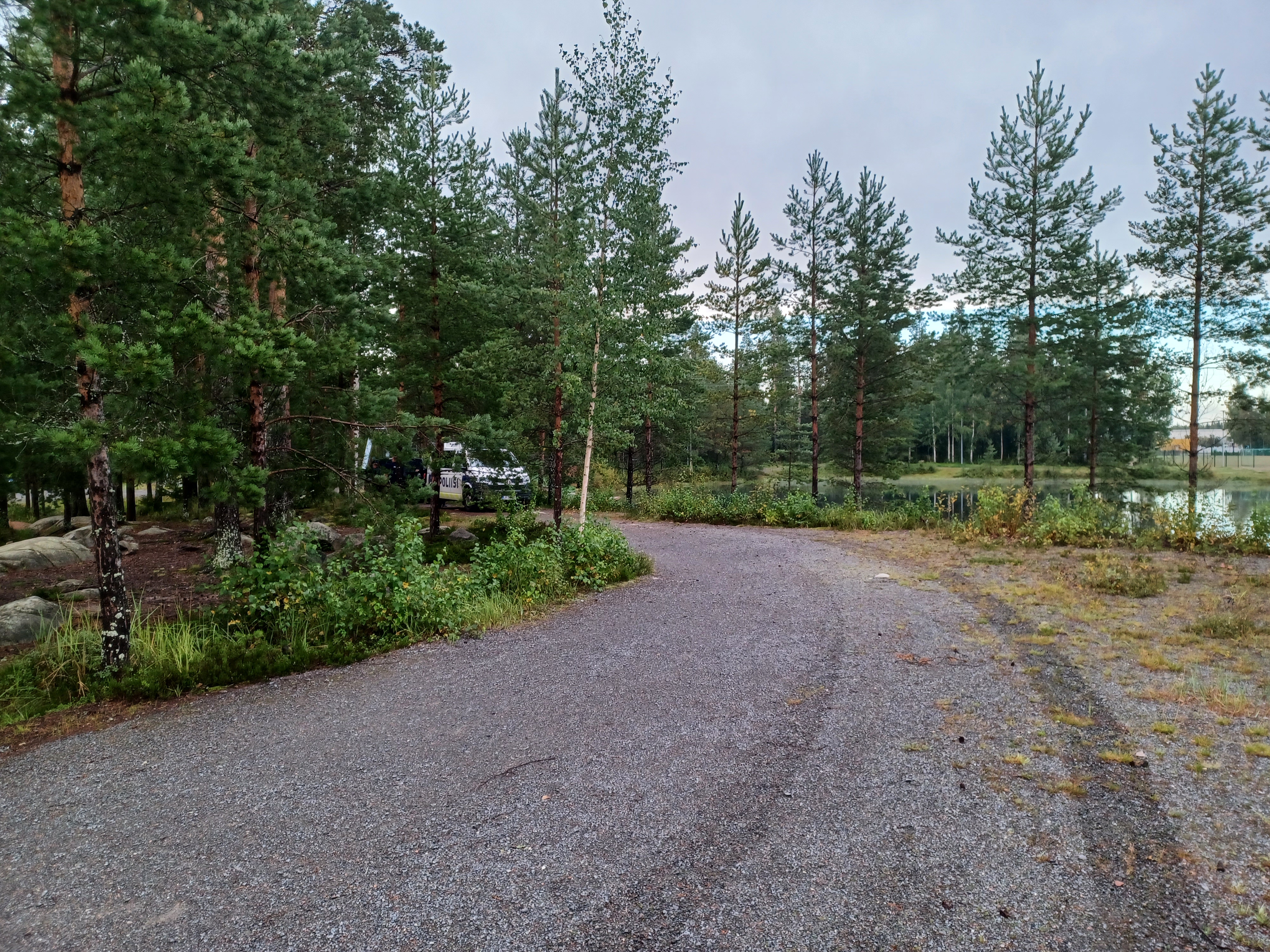 Tanelinlammesta löytyi kuollut henkilö – Ulkoilijat havaitsivat rantapenkereellä rollaattorin 