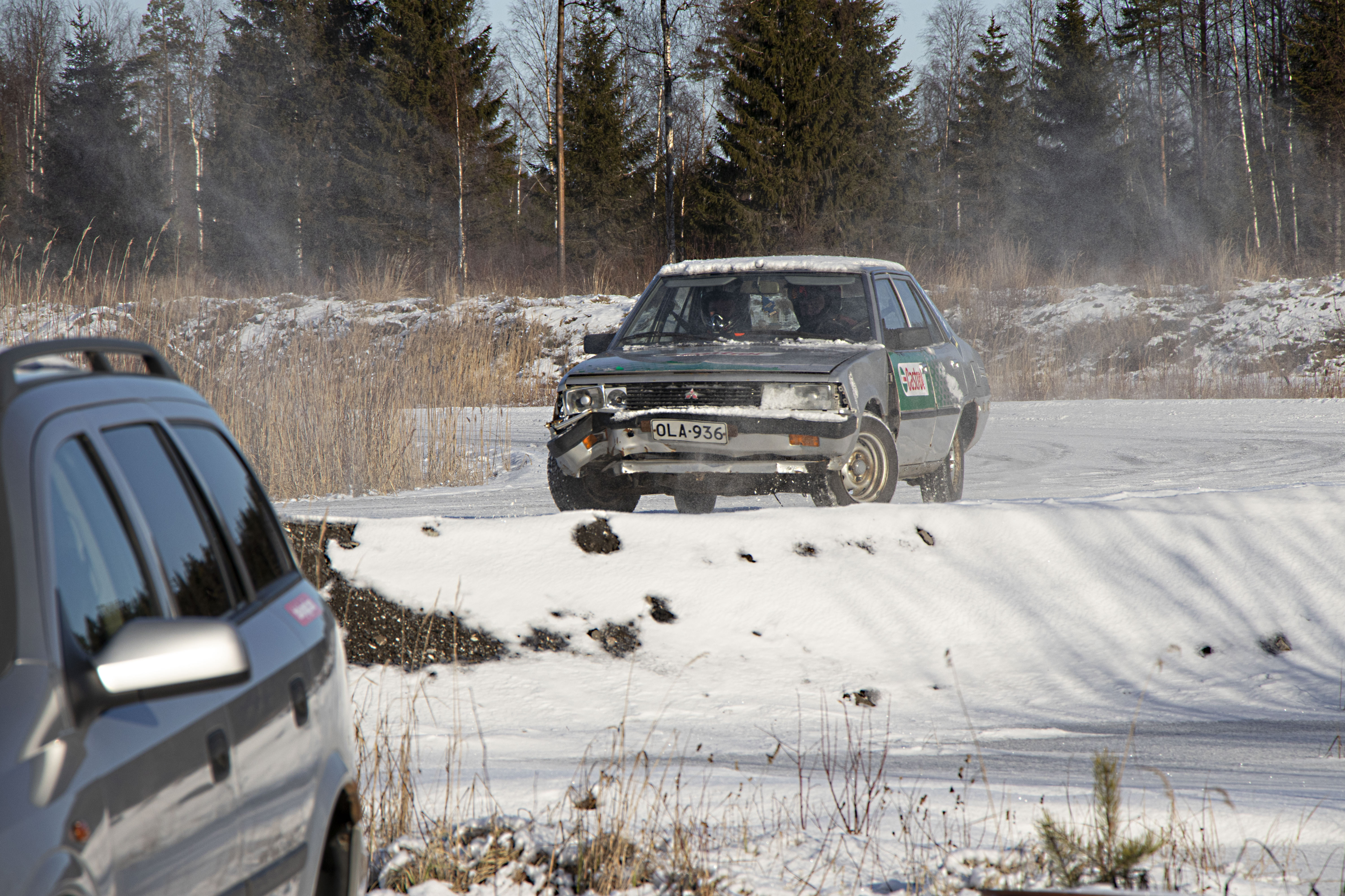 Opiskelijat pääsivät ajamaan SiiMu:n ja koulun autoilla.