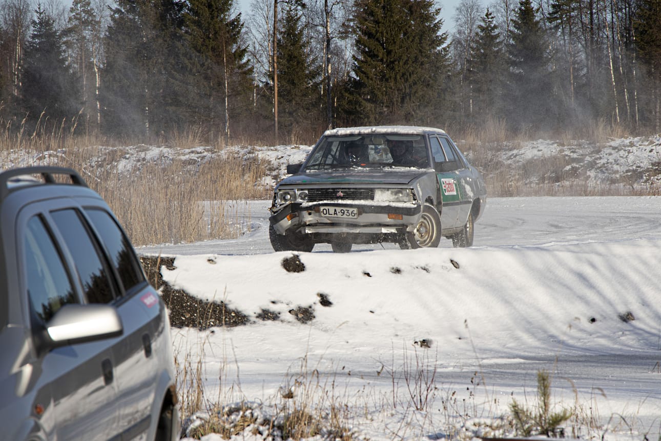 Opiskelijat pääsivät ajamaan SiiMu:n ja koulun autoilla.
