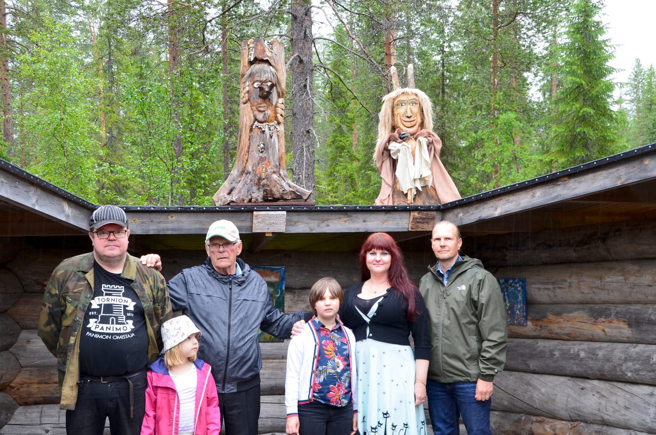 Perinne jatkuu Kelosyötteen Peikkopolulla, jonne tuotiin viime viikolla kahdeksas taiteilija Maria Lindin luoma peikko Ruotsin Anderstopista. Uusin peikko oikealla on nimeltään Kilipukkipeikko Ansgar. Kuvassa oikealta peikon tuojat Markus, taiteilija Maria ja Gibson Lindelä ja Arvo Särkelä sekä vastaanottajat Iita ja Teijo Särkelä.