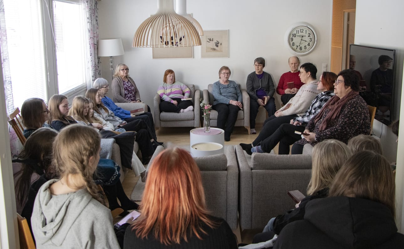 Perhekoti Kuurankukan tupa täyttyi ääriään myöten kinkerivieraista läheltä ja vähän kauempaakin. Rippikoululaisia oli tulijoista yli puolet.