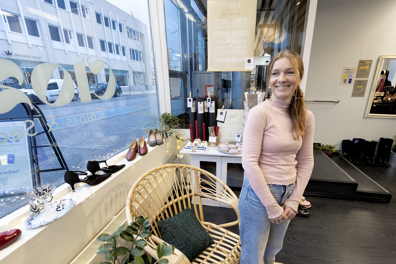 Clozet Colors & Secondhand -myymälän yrittäjä Marika Koistinaho kertoo, että joululahjoja on laitettu jo pakettiin.