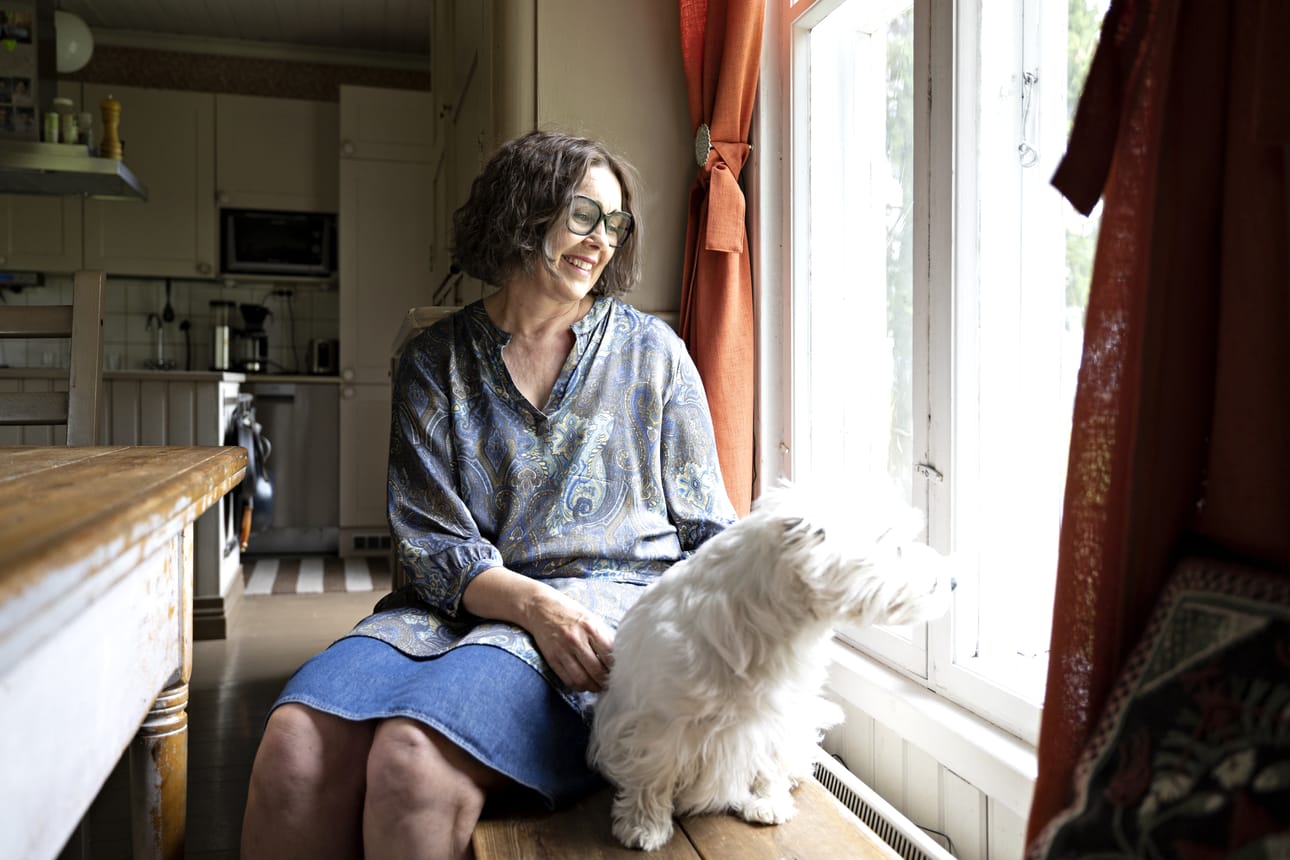 Hanna Pollari asuu perheineen sukutilalla. Perheen koira Fiiu vahtii pihaa jäniksiltä ja ketuilta.