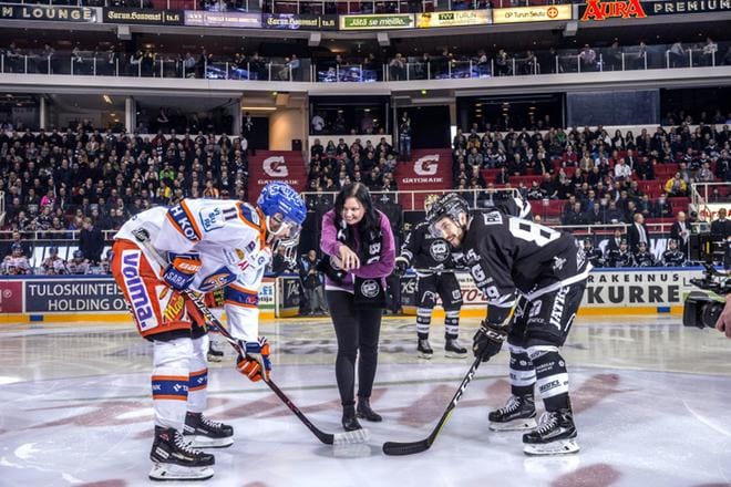 Toimittaja Rebekka Härkönen kutsuttiin pudottamaan lauantaisen jääkiekon välieräottelun TPS-Tappara avauskiekko. Turun Palloseura tahtoi eleellään korostaa, että kenenkään ei pidä työssään tai vapaa-ajallaan joutua sietämään uhkailua. KUVA: Jori Liimatainen