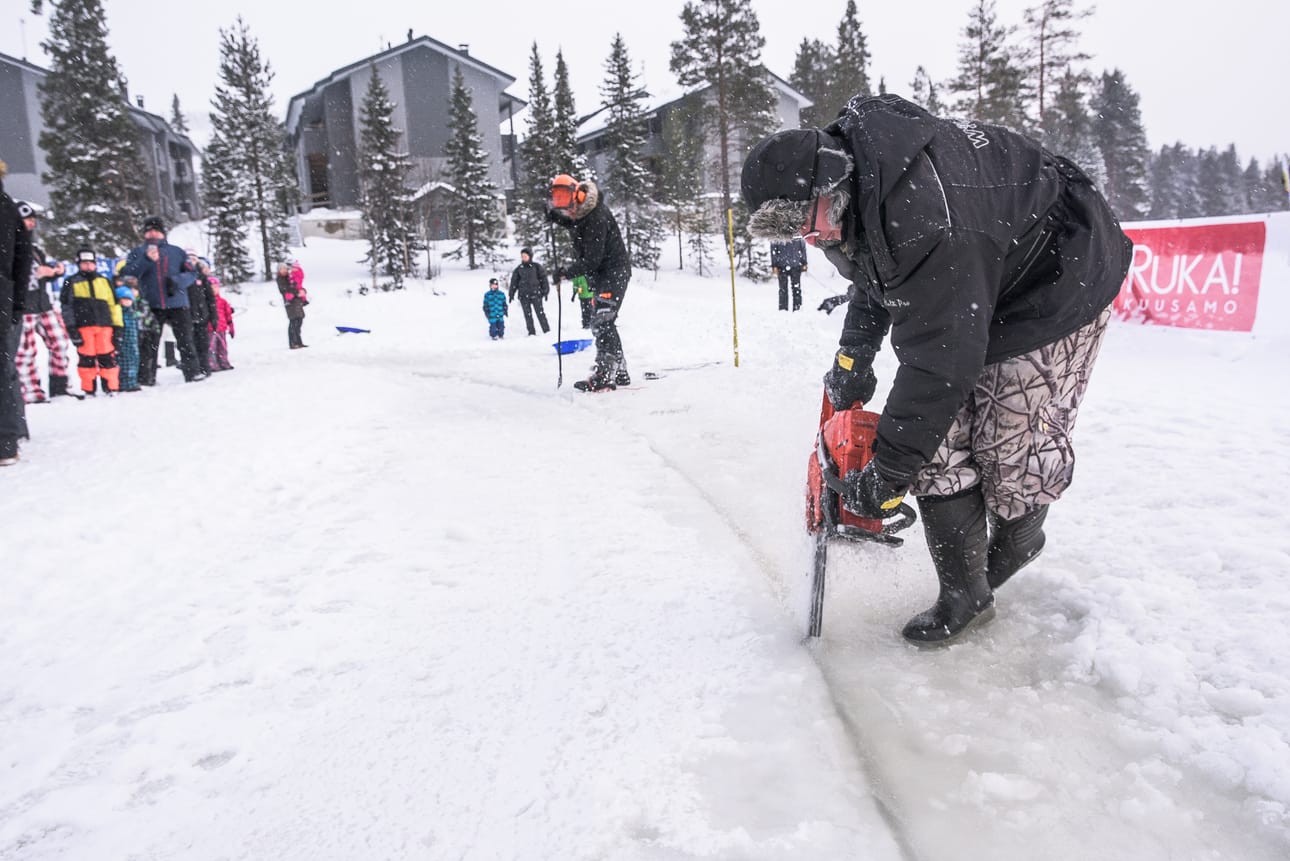 Juha Korhonen riensi Janne Käpylehdon avuksi jääsahoineen, mutta turhaan: jää ei liikahtanutkaan.