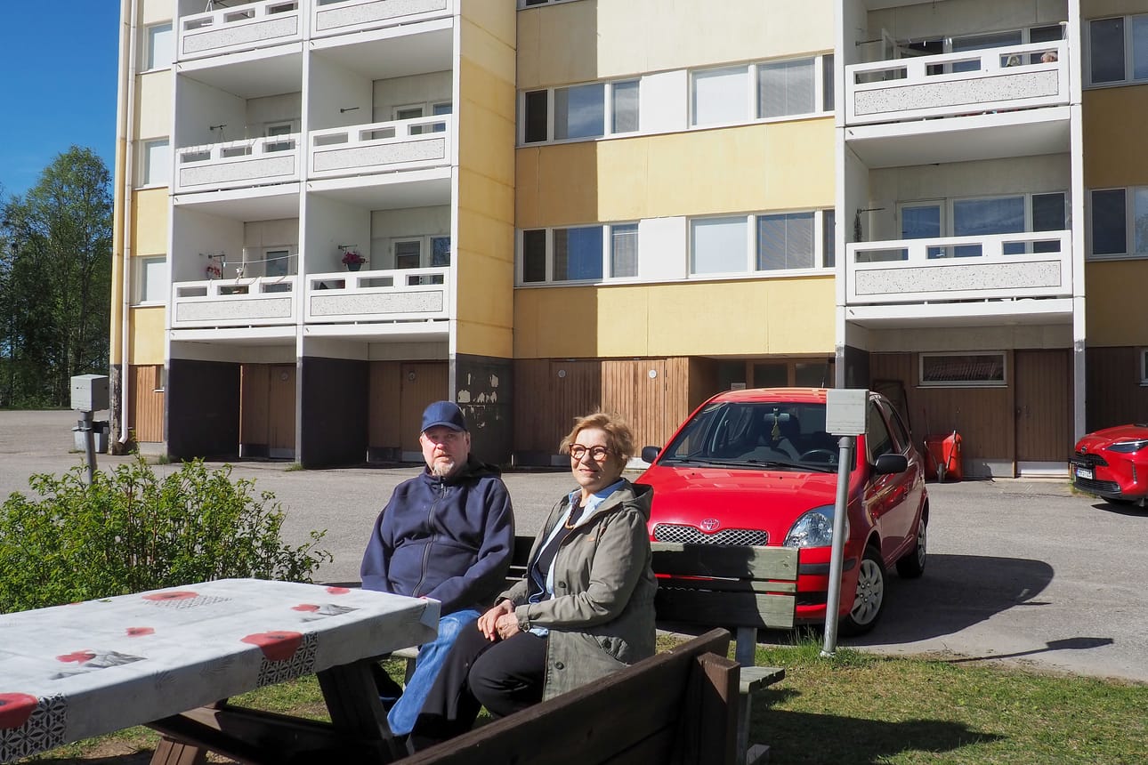 Kemijärven vuokrataloyhtiöiden hallituksen puheenjohtaja Anita Ruokamon (oik.) mukaan asuntoa haetaan usein keskustan alueelta. Vuokralla asuva Mika Autioniemi muutti takaisin kotipaikkakunnalle 35 vuoden jälkeen.