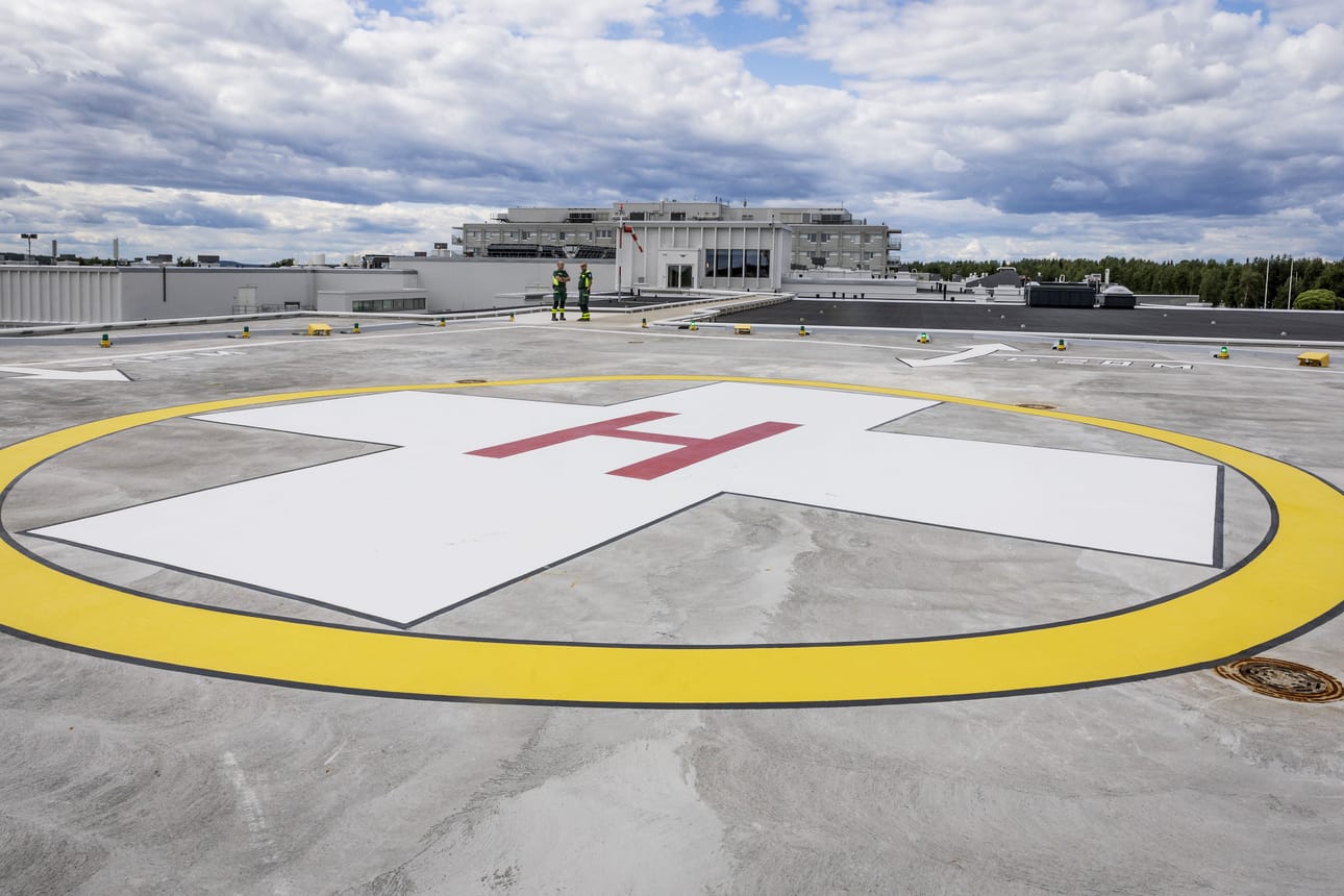 Kävimme katsomassa helikopterikenttää, jonka pinnoite on uusittu, koptereiden lähestymissuuntaa muutettu ja katolle lisätty hätäpoistumisportaat.