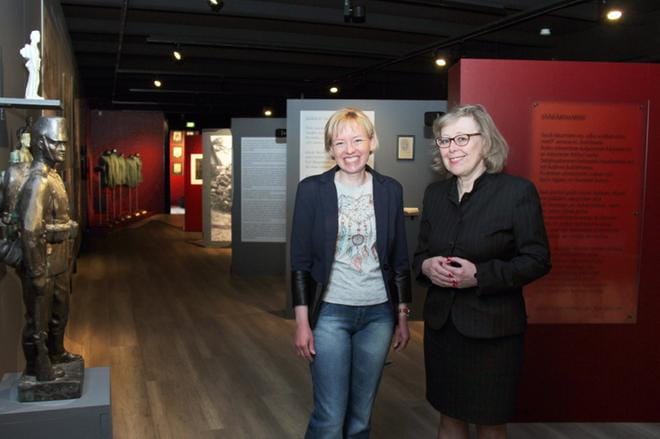 Museointendentti Hanna Rieck-Takala ja kuraattori Anne-Maj Salin esittelemässä uudistettua museota viime huhtikuussa juuri ennen avajaisia. KUVA: MIA KÄRKKÄINEN