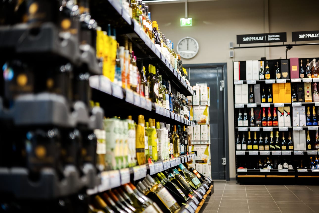 Alkoholin saatavuuden lisääminen vaikuttaa myös kulutuksen lisääntymiseen, toteaa kansanedustaja Kim Berg (sd.).