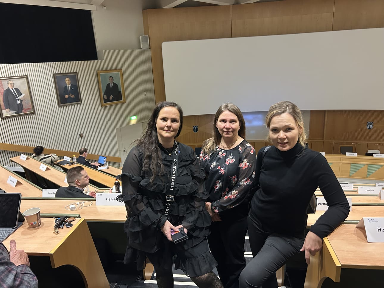 Oulaskankaan muutosesityksen puuhanaiset keskustan Kaisa Louet (vas.) ja Saija Ylimäki sekä SDP:n Taru Lehtinen asettuivat yhteisen hankkeen nimissä yhteiskuvaan. Louet kuvaa muutosesityksen läpimenoa työvoitoksi.
