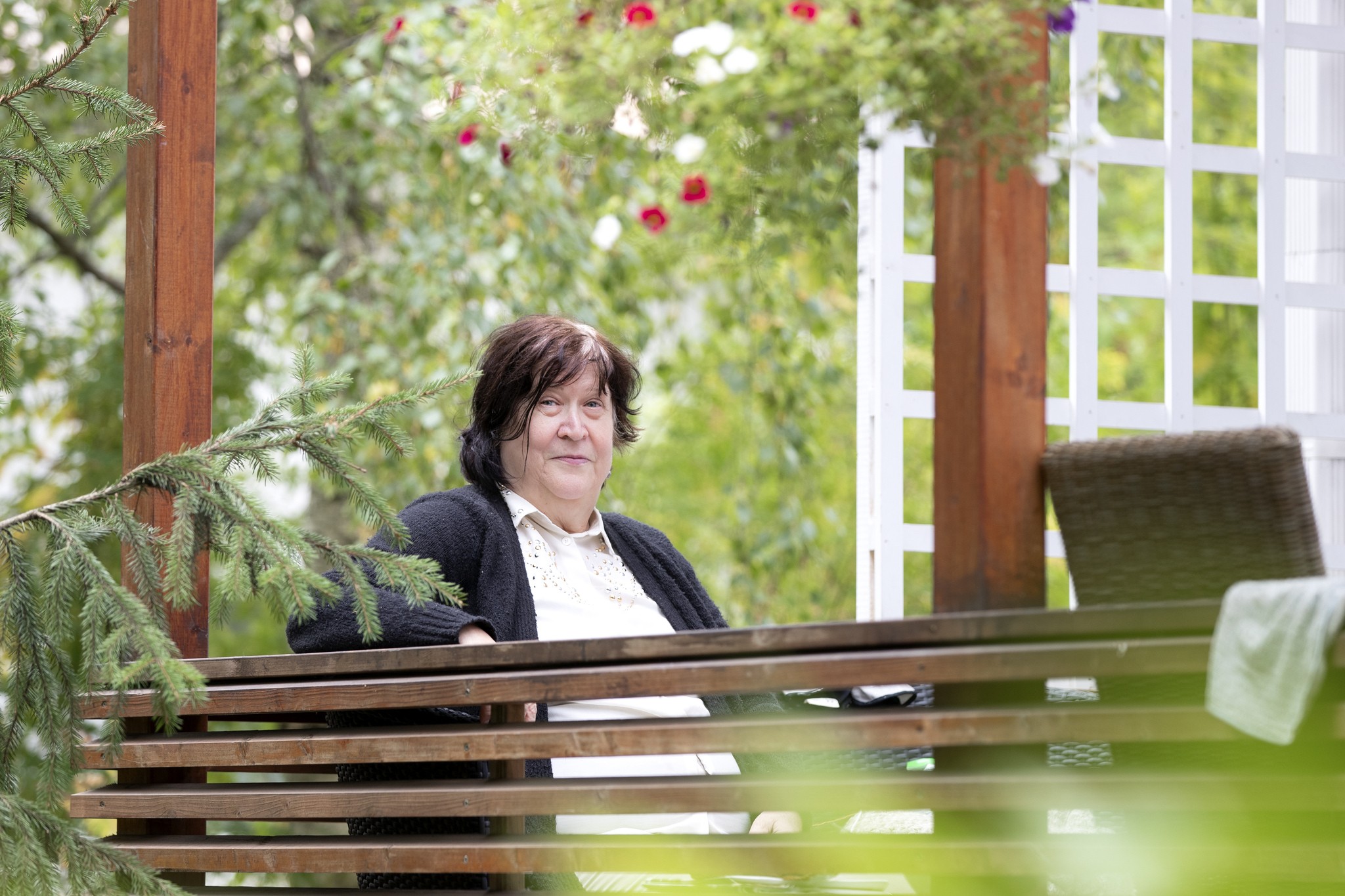 Sammaltiellä asuvan Liisa Järvisen mukaan alue on loistava asuinpaikka teollisuusalueen läheisyydestä huolimatta.