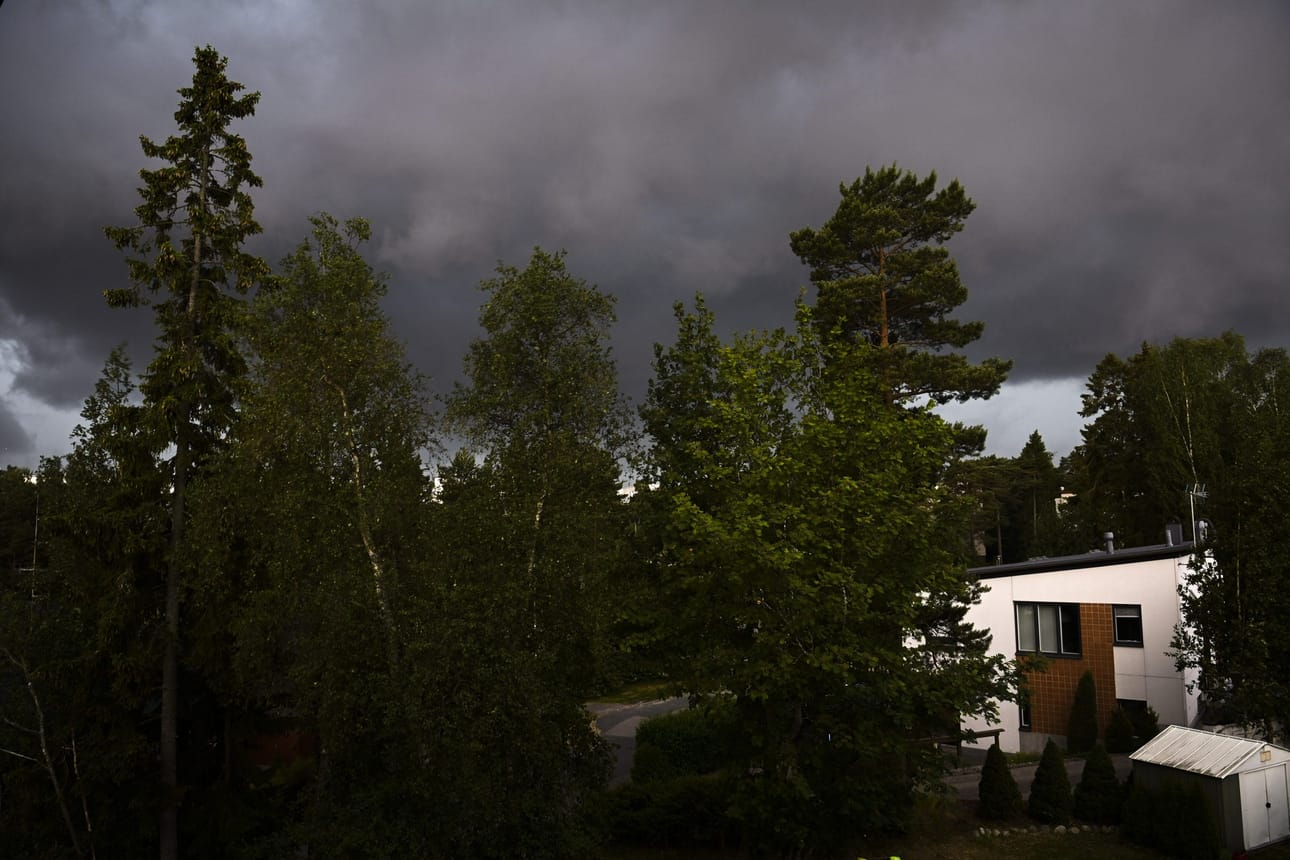Tänään sataa ja tuulee. Päivän mittaan voi esiintyä myös ukkosta. Arkistokuva. LEHTIKUVA / Emmi Korhonen