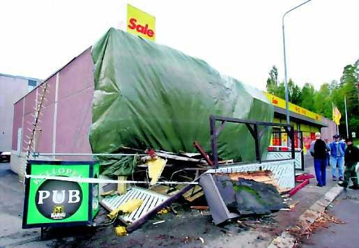 Pubin rikottu seinä verhottiin lauantaina pressulla.