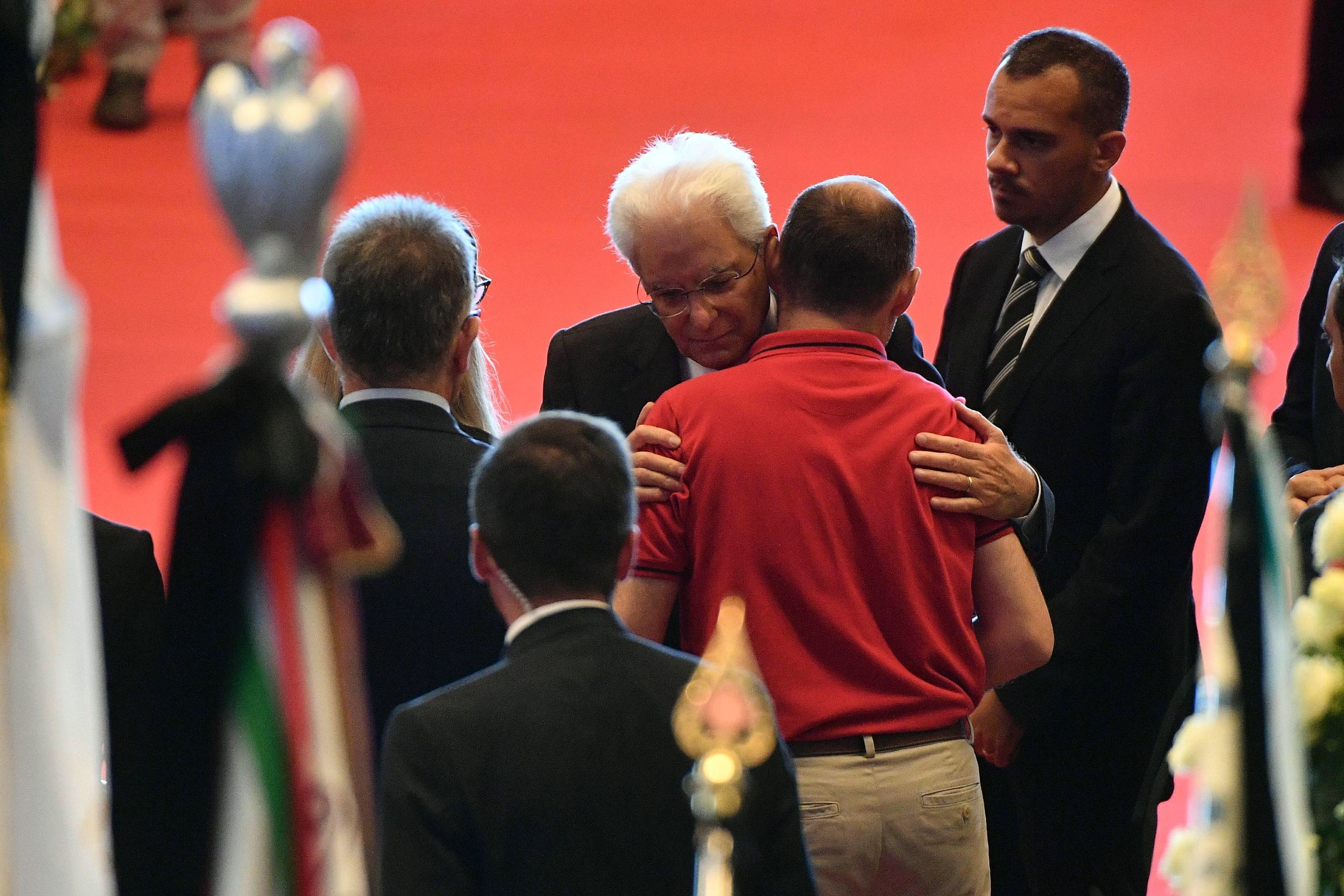 Italian presidentti Sergio Mattarella tervehti siltaromahduksessa kuolleiden uhrien perheitä halauksilla.