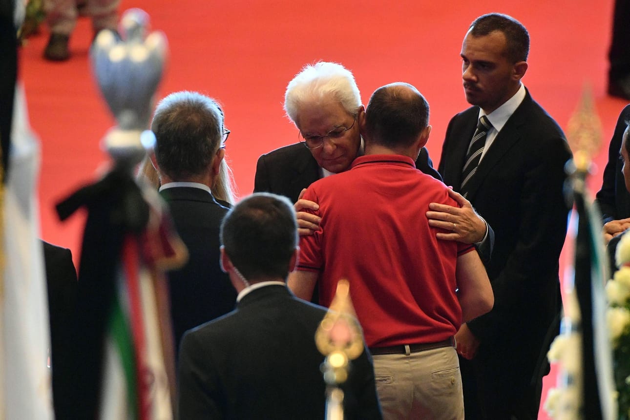 Italian presidentti Sergio Mattarella tervehti siltaromahduksessa kuolleiden uhrien perheitä halauksilla.