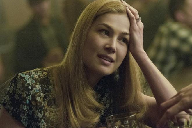 Amy (Rosamund Pike) on vaimo, joka katoaa Gillian Flynnin menestysromaaniin perustuvassa jännityselokuvassa Gone Girl. Samanniminen kirja on julkaistu suomeksi nimellä Kiltti tyttö. KUVA: Sub