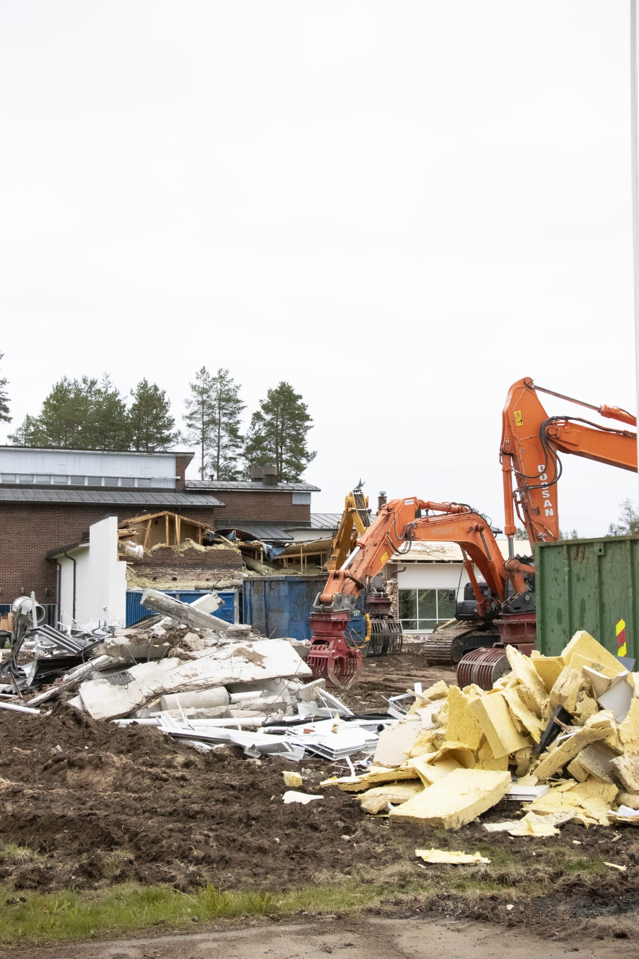Kempeleen vanha kunnantalo on purun alla. Purkutyöt käynnistyivät kesäkuun puolella ja valmista pitäisi olla elokuun loppuun mennessä.