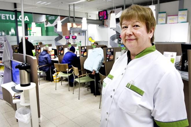Eteläpohjalaisnaisista parhaiten ansiotuloja sai vuonna 2017 apteekkari Aila Kaurio. Hän luotsaa Hyllykallion apteekkia. Arkistokuva: Jouko Hänninen