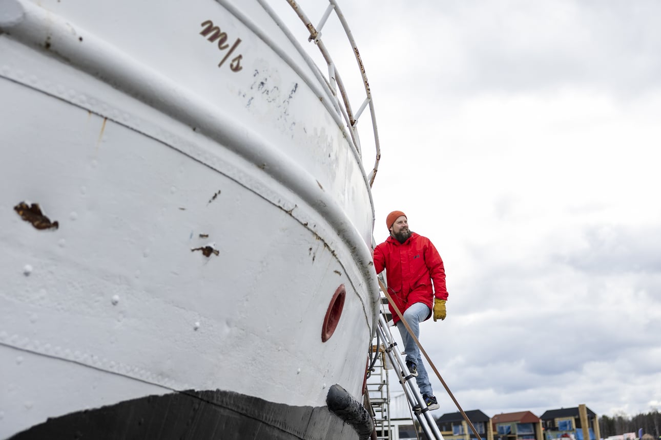 Haukiputaalainen Pekka Kropsu, 43, osti laivavanhuksen ja remontoi siitä uutta ravintolalaivaa Oulun torinrantaan