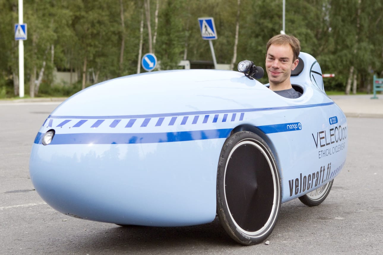 Hymy ei ole vielä hyytynyt belgialaisen Siegfried Trekelsin naamalta, vaikka takana on jo 1480 kilometriä velomobiilin polkimissa.