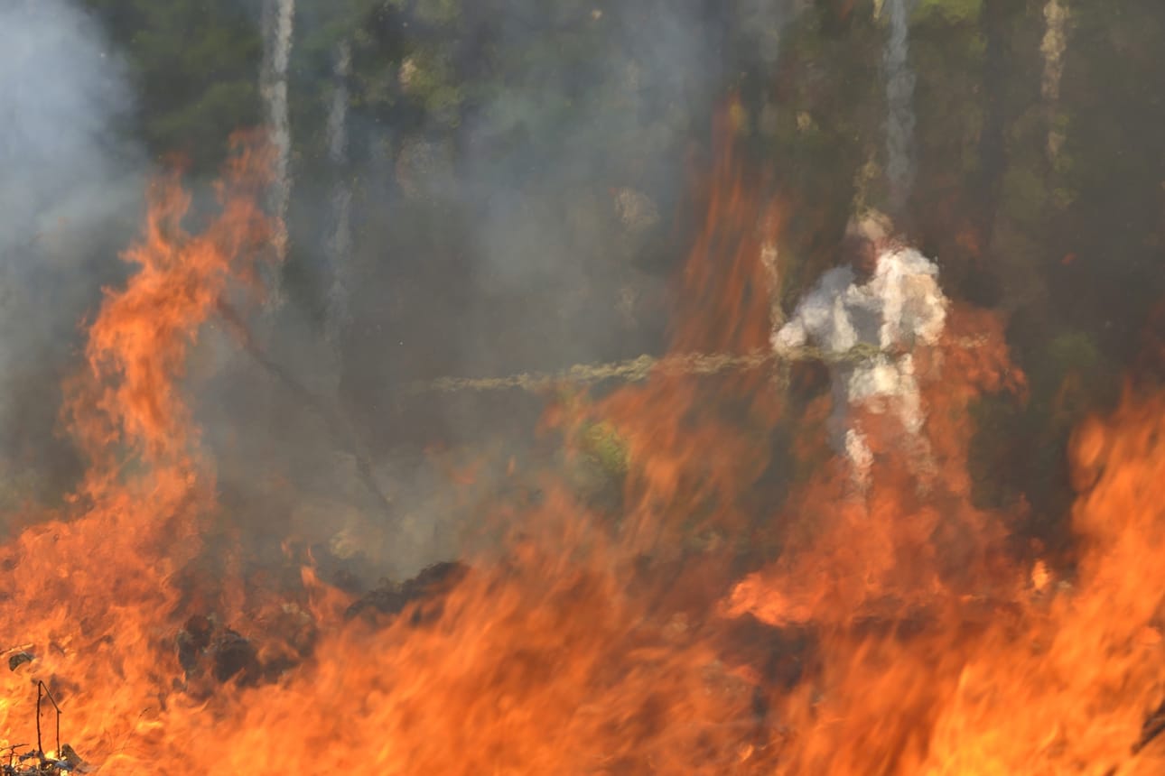 Kari Järviluodon Kaskenpolttaja sijoittui viime vuoden kisassa luomusarjan kakkoseksi. Kuvassa on paitsi harvoin luontokuvassa esiintyvä ihminen myös taiteellisuutta, jota etsitään luontokuviin tänä vuonna uudella sarjalla.